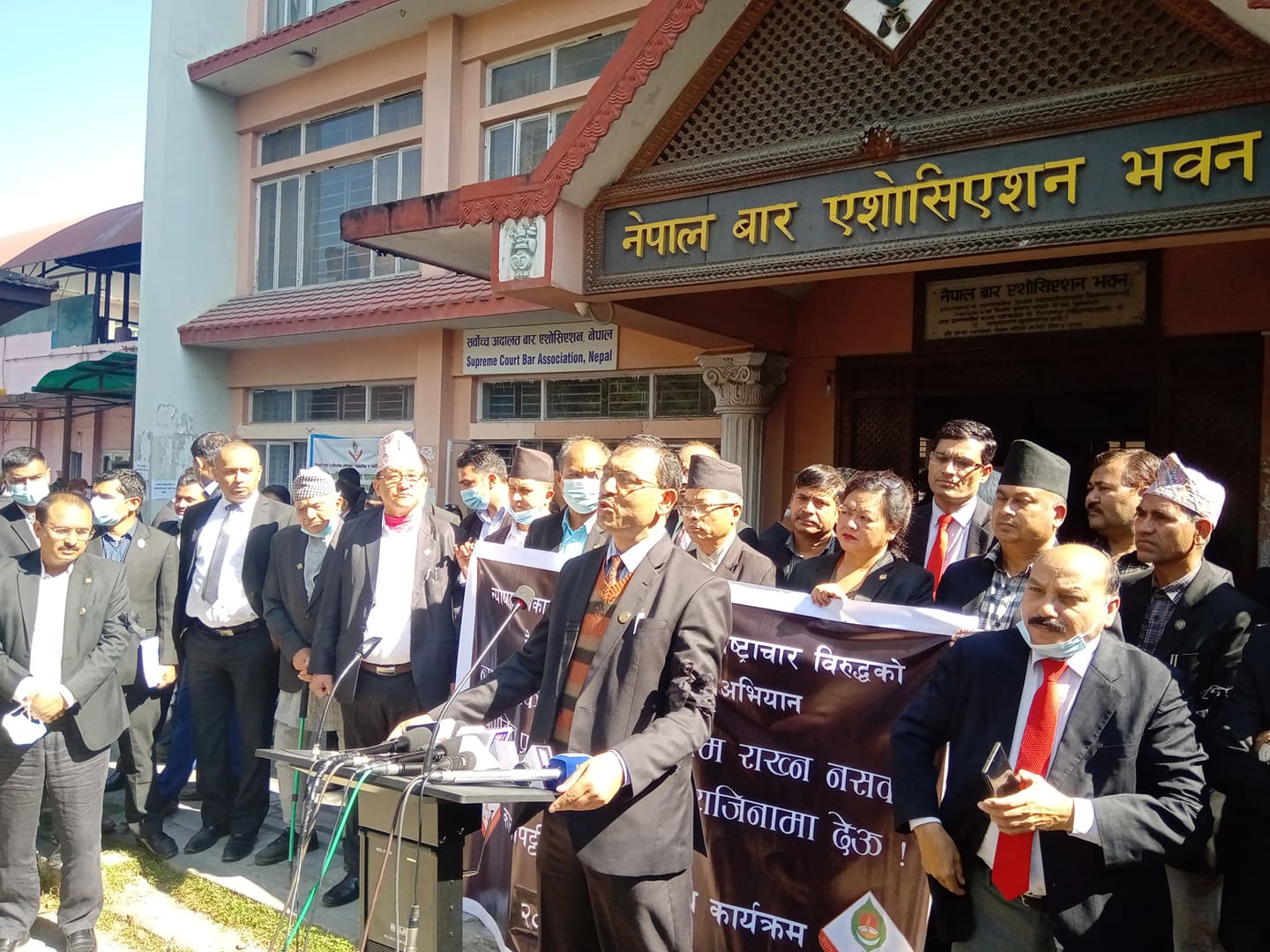 वरिष्ठ अधिवक्ता ज्ञवालीको आरोप- प्रधानन्यायाधीश जबरा नेताहरूको ढोका-ढोका चहारिरहेका छन् 